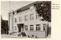 /album/strassen-und-platze/poststrasse-mit-fritz-reuter-mittelschule-poststrasse-ca-1940-web-jpg/